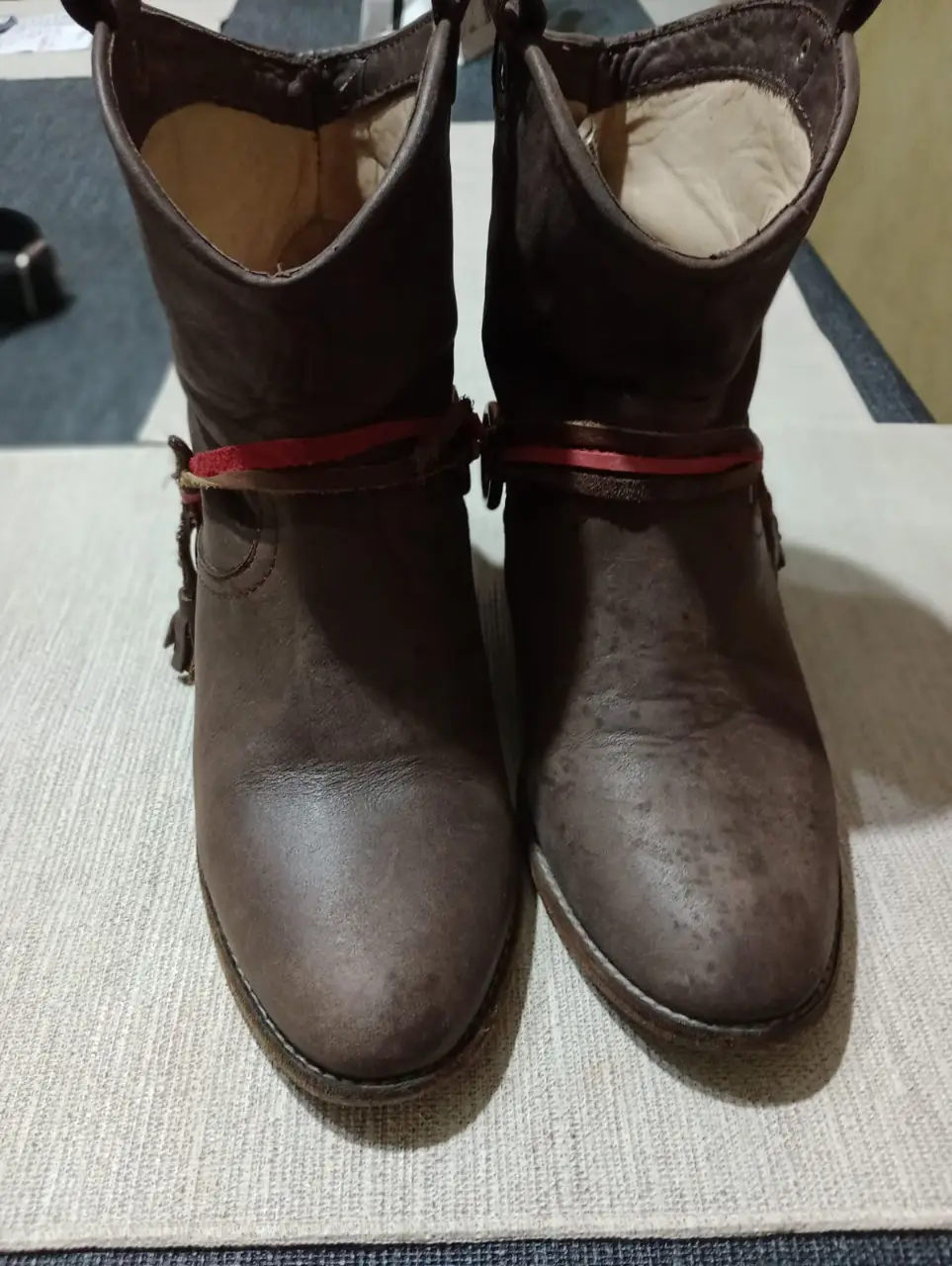 Botas Wanama de cuero marrón con detalles en rojo y cadena. Ideales para un look casual y con onda.