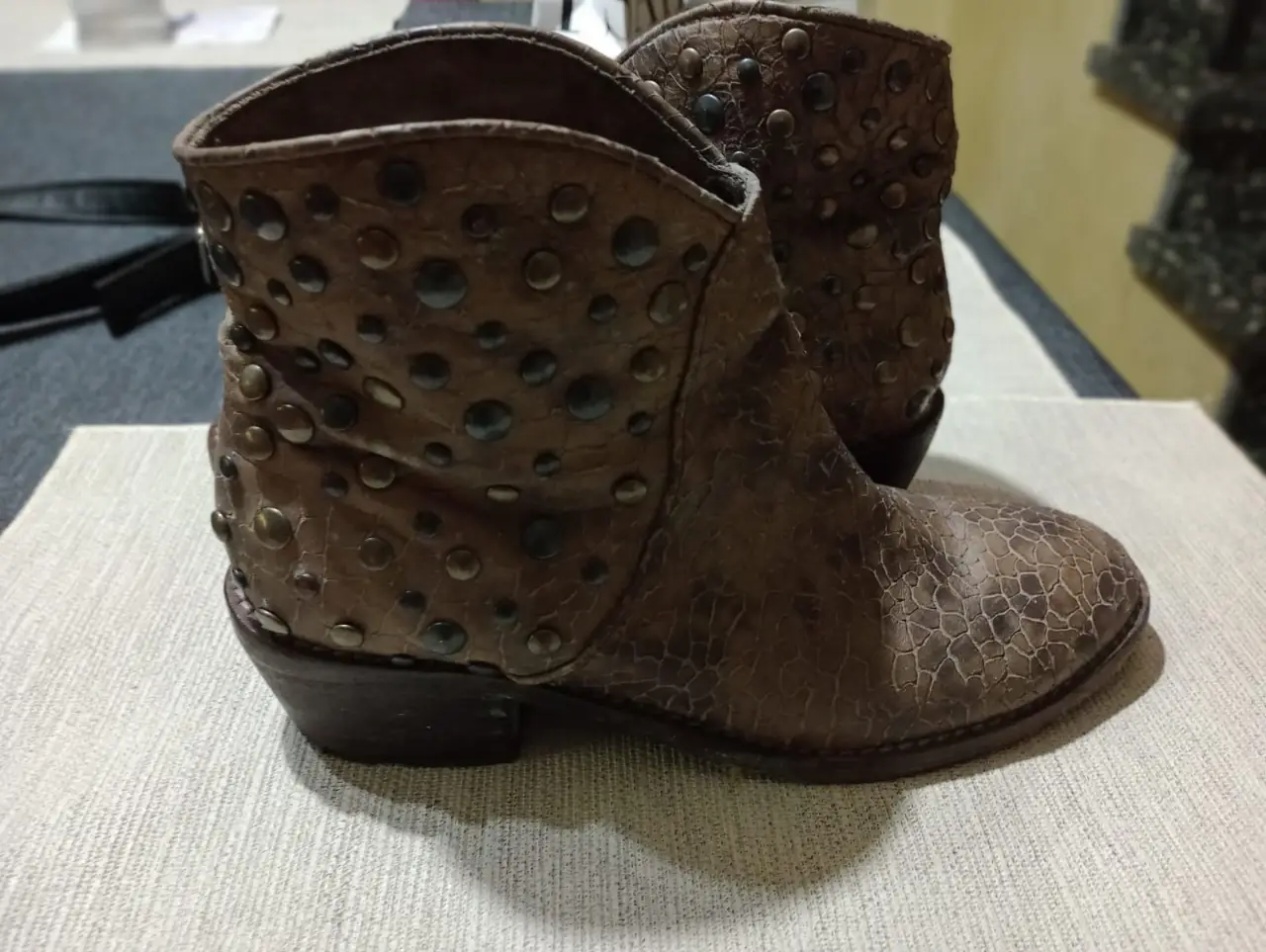 Botinetas Wanama de cuero tipo cocodrilo marrón con tachas.  Ideales para un look casual y con onda.
