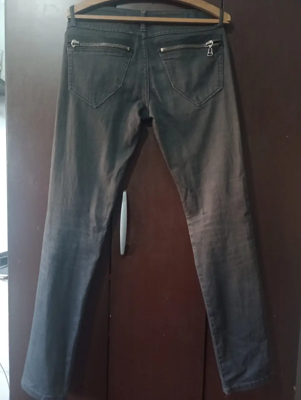 Jeans tiro bajo, color gris oscuro, con bolsillos traseros con cierre. Marca Rapsodia.