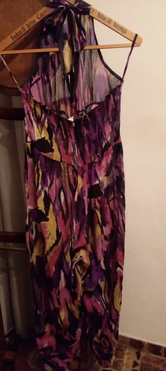 Monito de mujer, translúcido con estampado abstracto en tonos violetas, amarillos y negros. Diseño ideal para eventos de verano o fiestas.