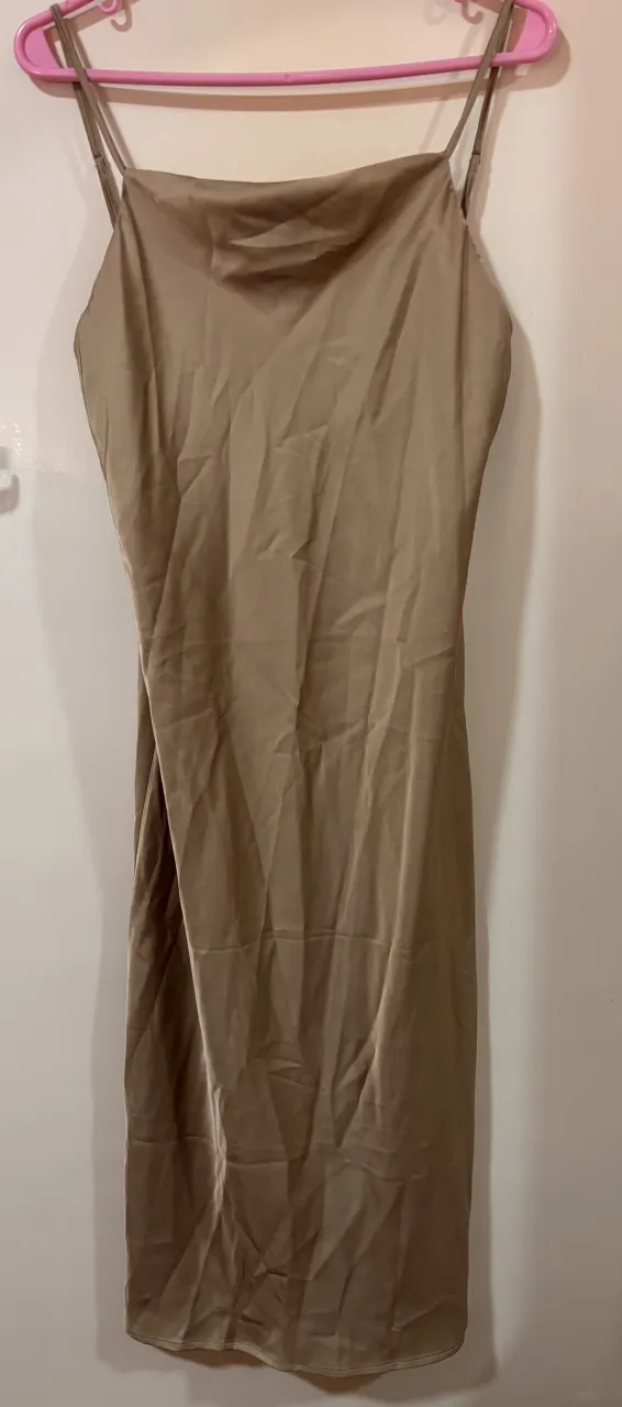 Vestido liso de satén, con tiras finas regulables. 