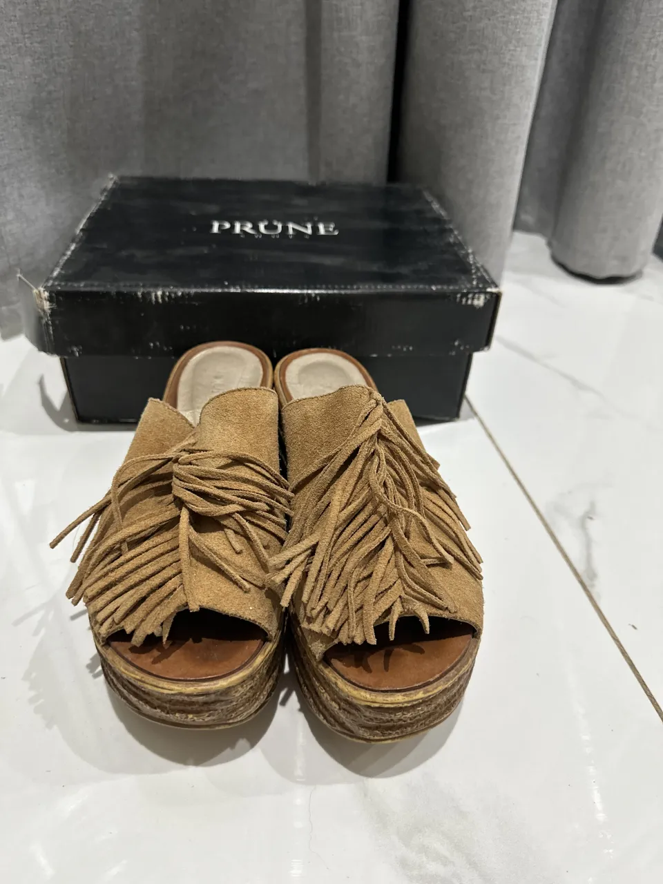 Sandalias de plataforma con tiras de gamuza y flecos. Taco cuña.