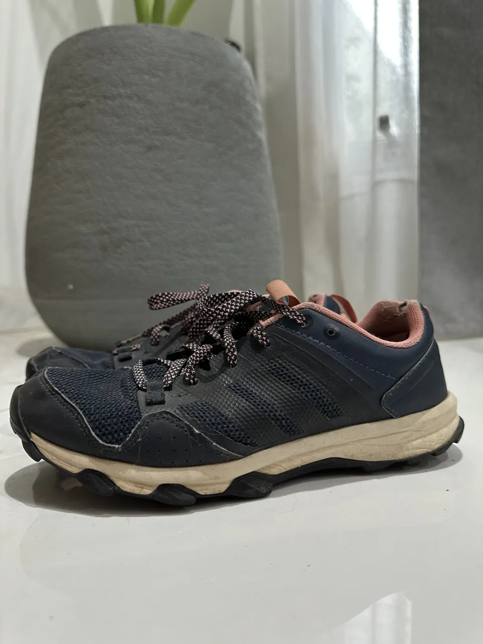 Zapatillas Adidas tr7 kanadia deportivas de color azul marino con detalles en rosa. Cordones a tono con los detalles. Suela de goma negra con entresuela beige. Presentan desgaste por uso y un pequeño roto en la puntera de una de las zapatillas.