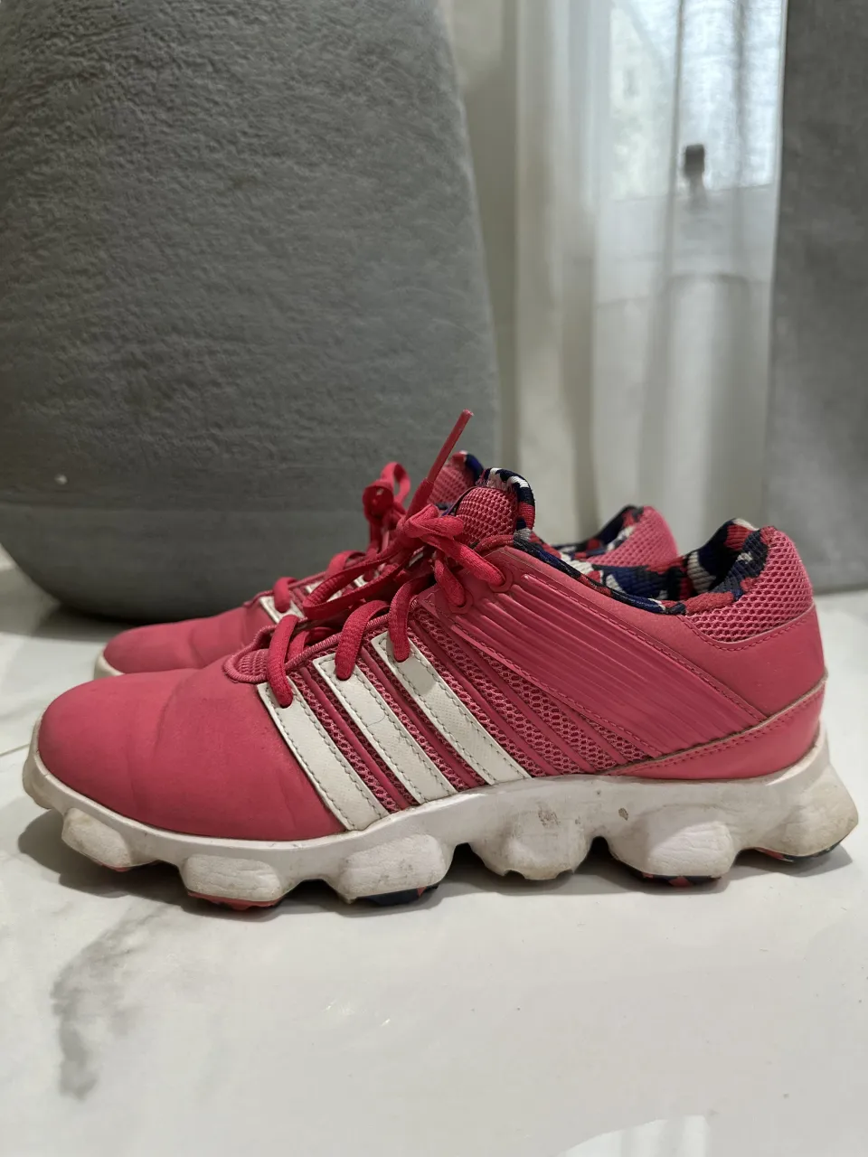 Zapatillas deportivas hockey rosas con detalles blancos y suela blanca. Presentan un estampado multicolor en el interior y en la suela. ACLARACIÓN: mirar última foto pequeño detalle, no tiene plantilla!