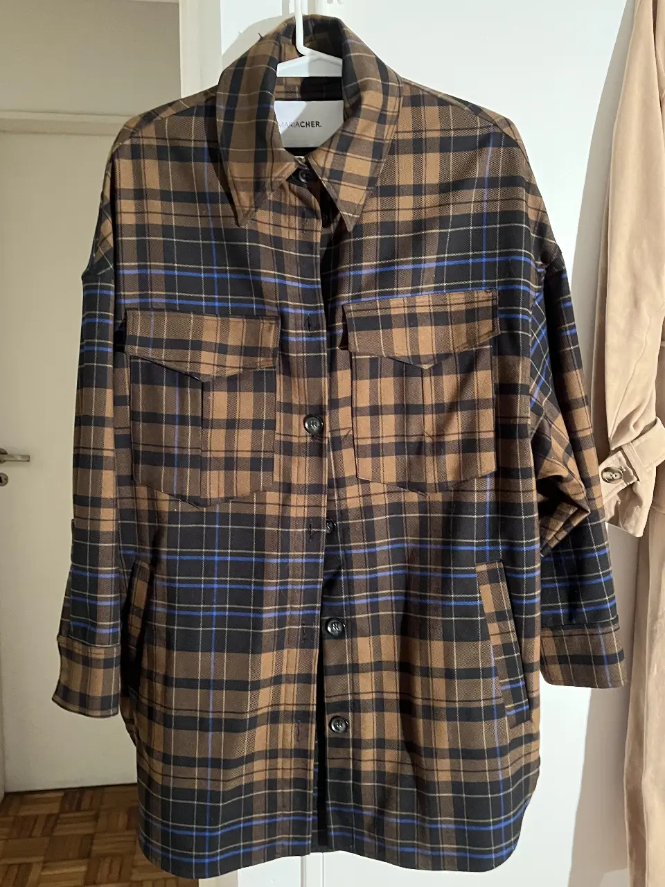 Camisa Maria Cher a cuadros marrón, azul y negra, calce oversize, ideal para un look casual y canchero. Perfecta para usar como sobrecamisa o como camisa sola. 