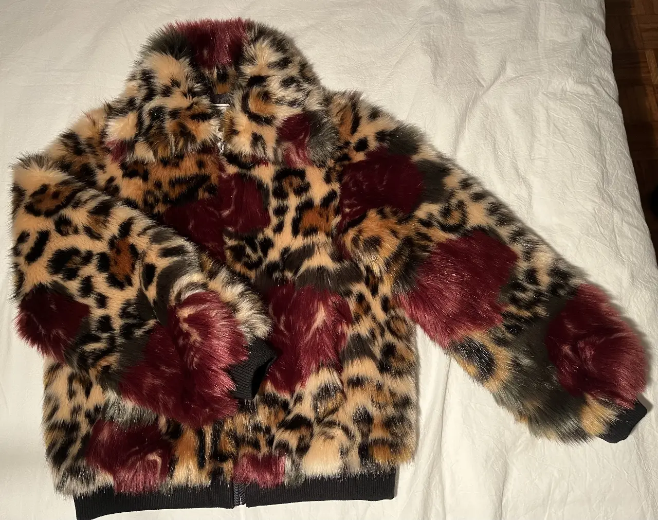 Campera bomber de piel sintética con estampado de leopardo y detalles en rojo. Ideal para un look audaz y moderno.