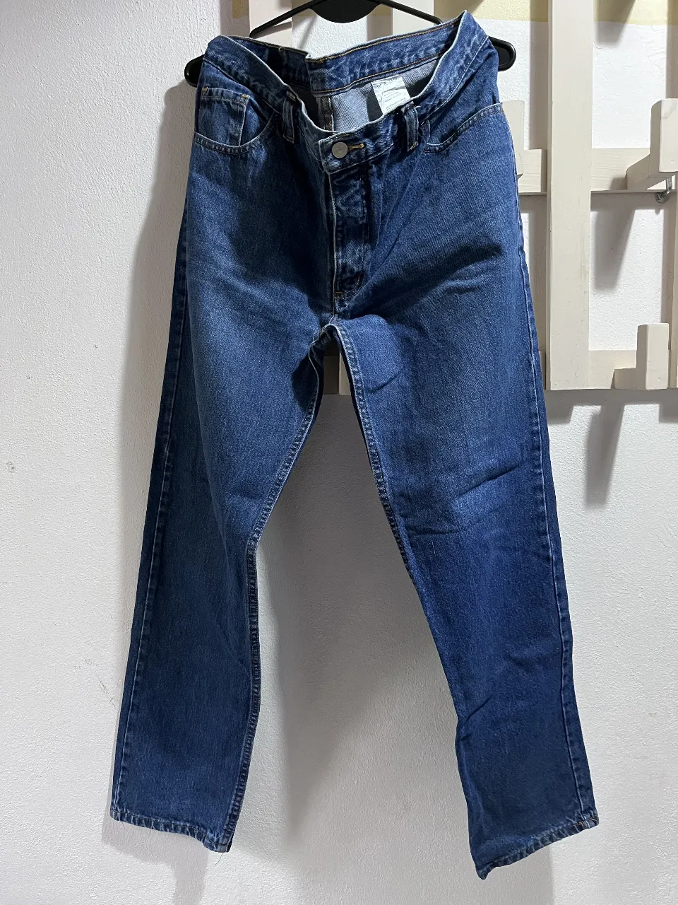 Jeans de corte clásico, color azul. Marca Búfalo. Cuentan con cinco bolsillos y cierre de botón. Recto rigido. Ideal para el
trabajo. 