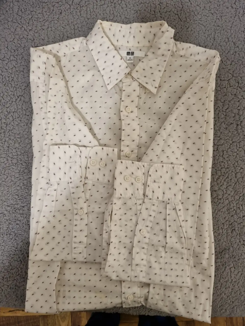 Camisa estampada de hombre, de la marca Uniqlo, talle M. Con estampado de pequeños puntos negros. Ideal para un look casual y moderno.