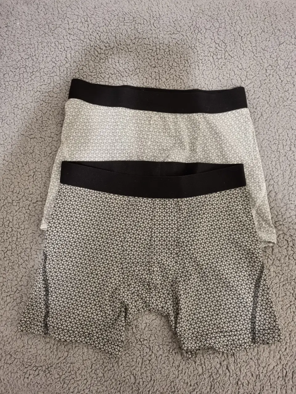 Pack de dos bóxers de hombre, con estampado geométrico en tonos grises y cintura elástica negra. Cómodos y de la marca H&M.