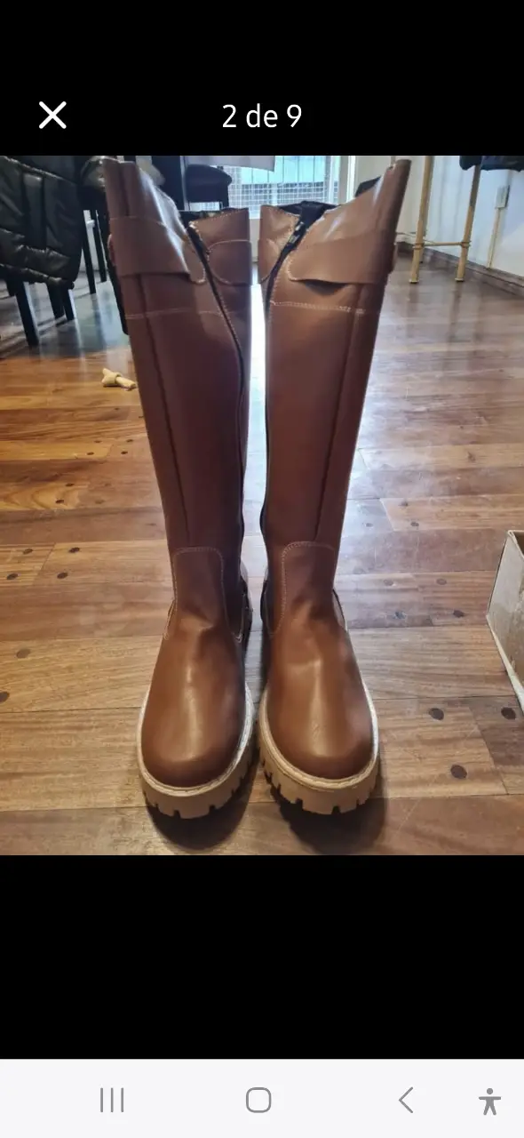 Botas de caña alta color marrón, con suela clara y detalles de hebilla. Ideales para un look casual y abrigado.
