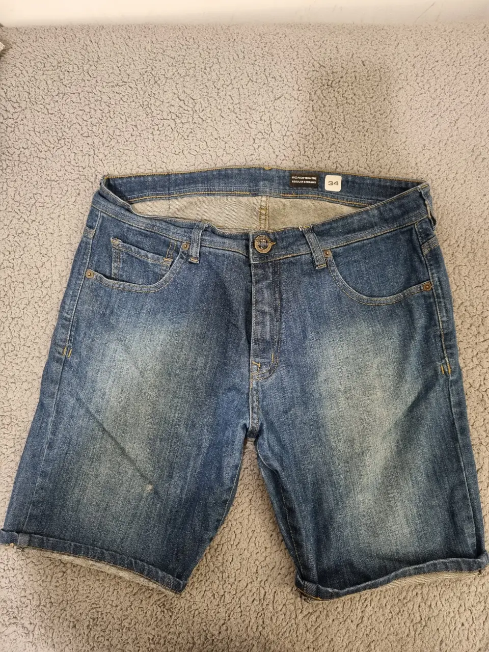 Short de jean Roadhouse regular straight, talle 34. Ideal para un look casual y cómodo.