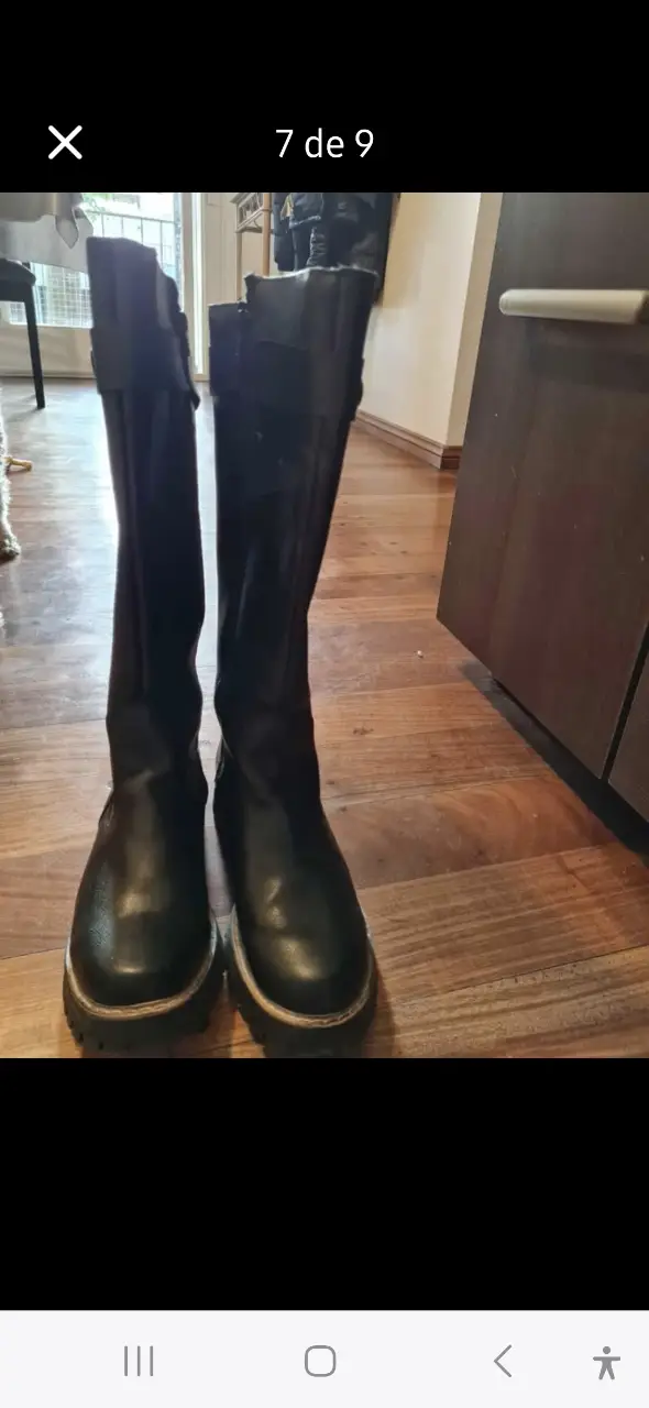 Botas de caña alta negras, ideales para el invierno. Confeccionadas en cuero sintético, con suela resistente y cierre lateral. Perfectas para un look casual o para salir.