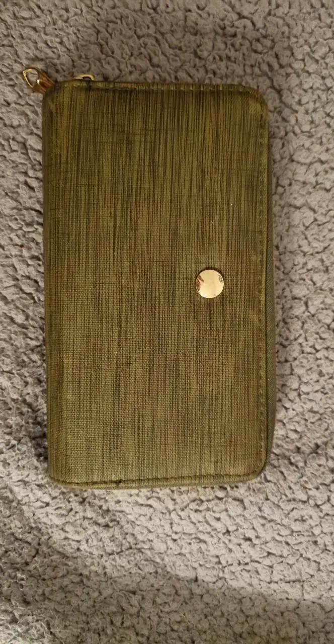 Billetera de mujer de color verde oliva, con cierre y botón dorado. Interior con compartimentos para tarjetas y un bolsillo con cierre.