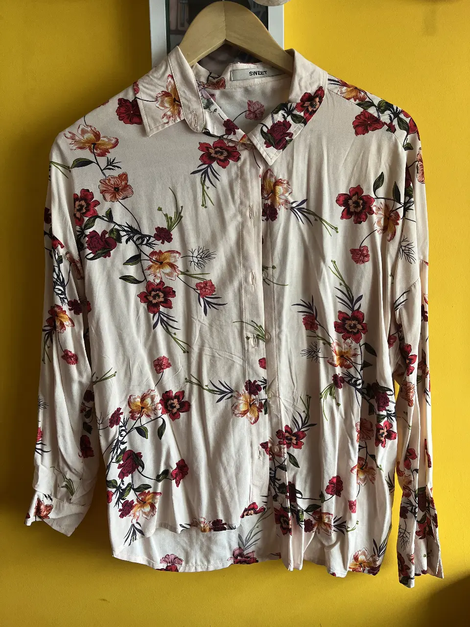 Camisa estampada de mujer, con estampado floral.  Manga larga y cuello camisero. 