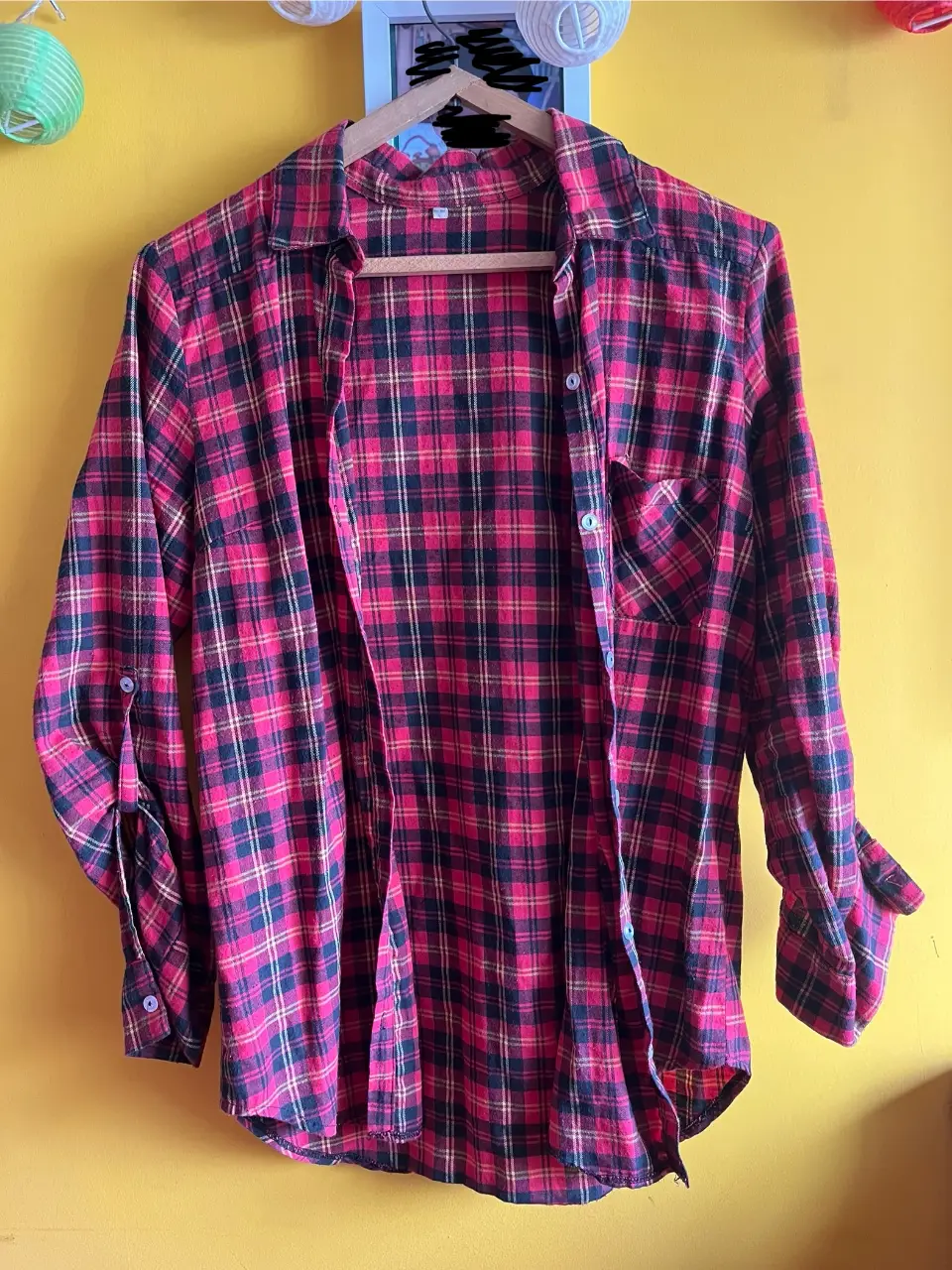 Camisa a cuadros roja y negra, de manga larga, ideal para un look casual y canchero. Perfecta para usar abierta o abotonada.