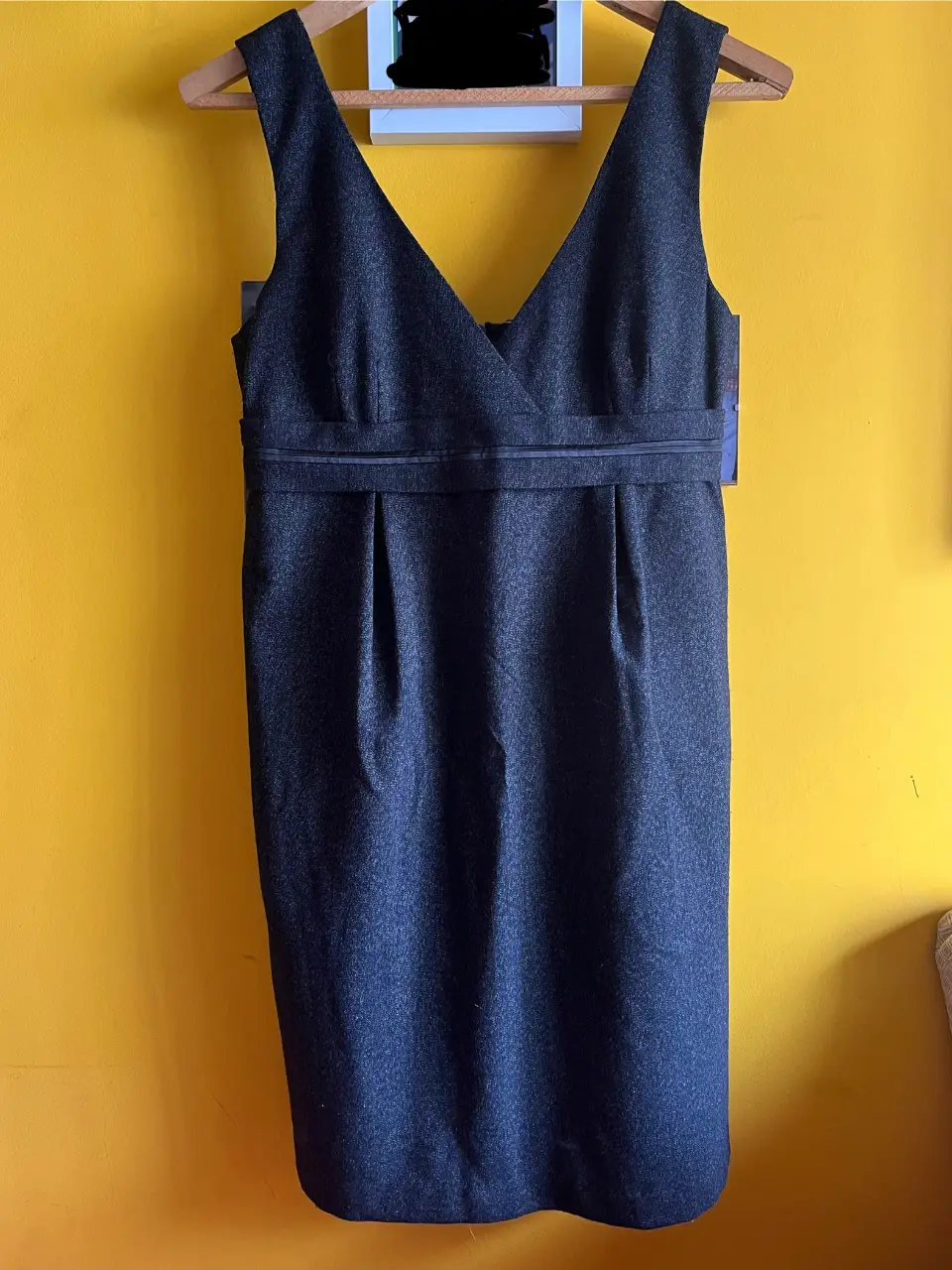 Vestido midi tipo jumper, color gris oscuro, con escote en V y detalle de fruncido en la cintura