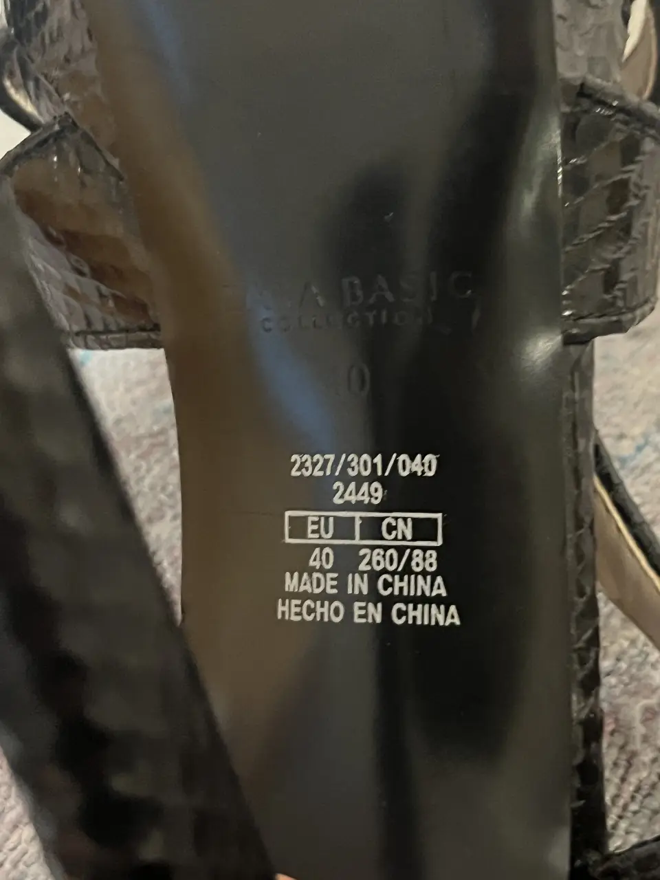 Sandalias de taco alto negras de la marca Zara Basic, con diseño de reptil. Talle 40 EU.