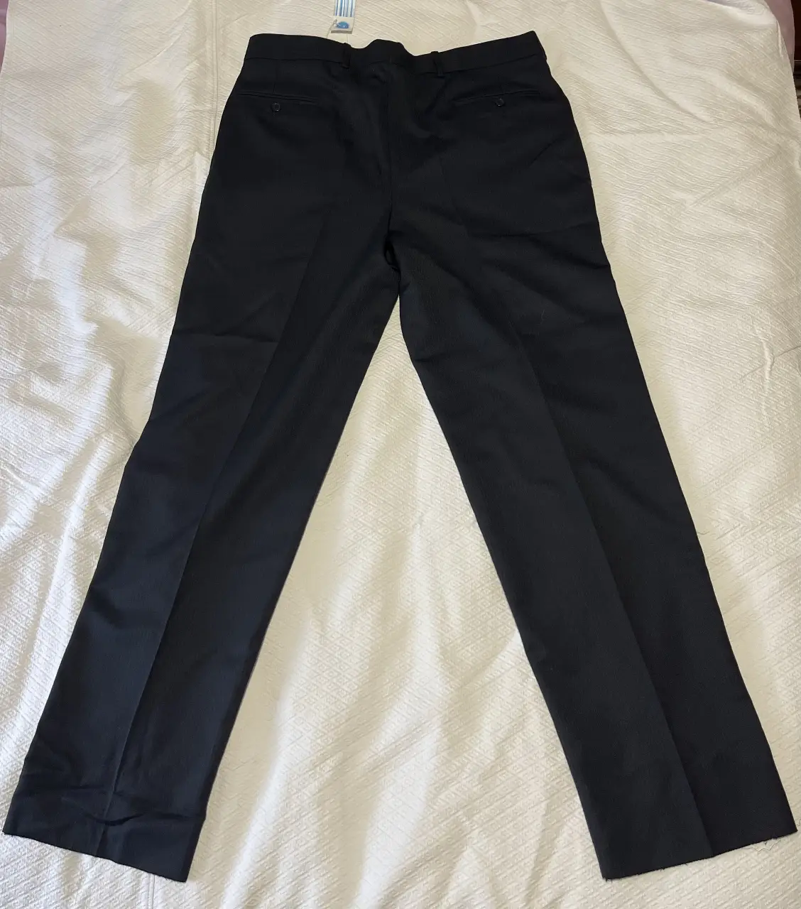 Pantalón de vestir negro, talle 52, con etiqueta. Ideal para ocasiones formales y de trabajo.