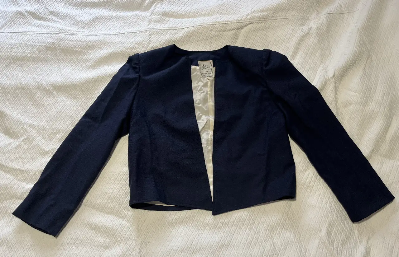 Elegante blazer azul marino de la marca Elsa Serrano, ideal para un look formal o de trabajo. Confeccionado en paño de alta calidad, este blazer presenta un diseño clásico con solapas y un corte entallado. Perfecto para combinar con pantalones sastreros o faldas.