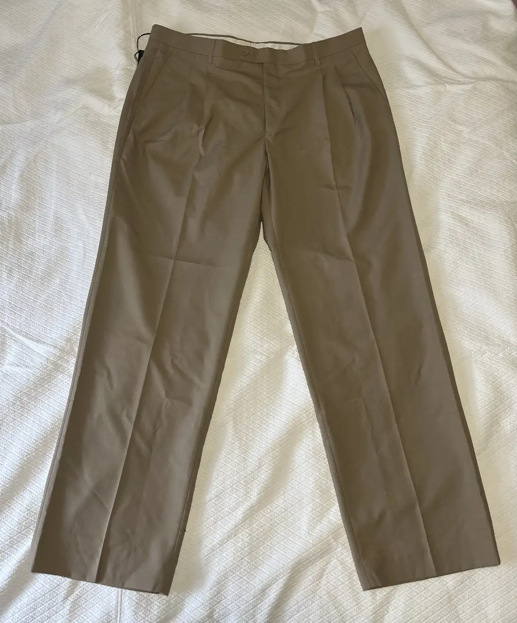 Pantalón de vestir Rainforest para hombre, color khaki, talle 54. Ideal para un look formal o de trabajo.