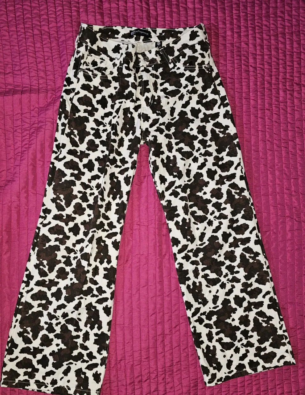 Pantalón de jean con estampa de vaca.