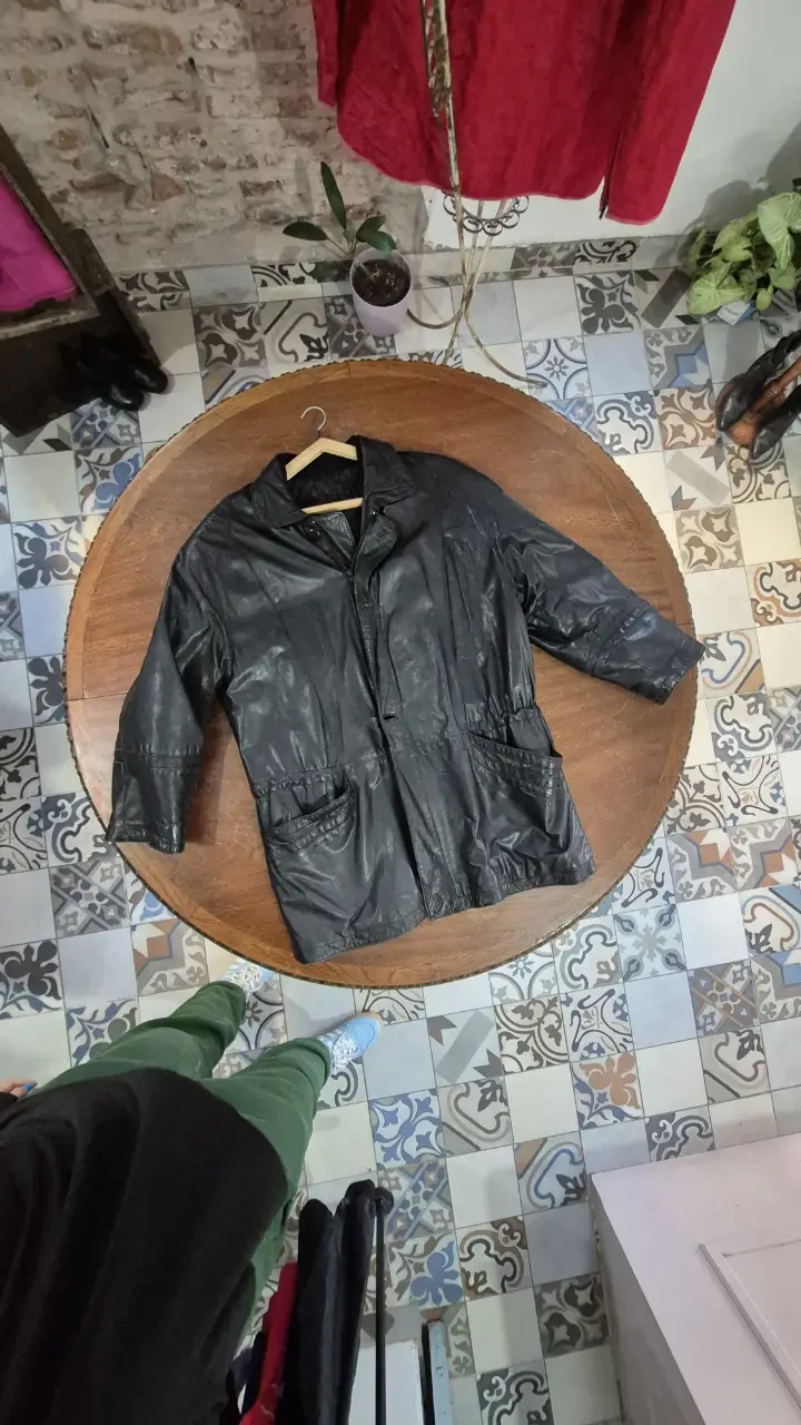 Campera de cuero negra, oversize, vintalle. con detalles de diseño y forro interior acolchado.