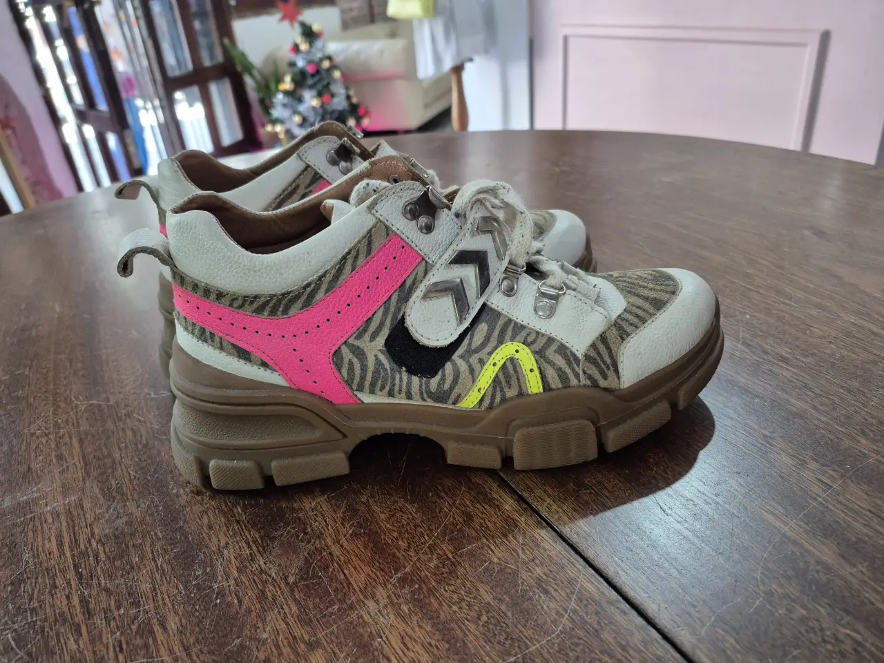 Zapatillas de cuero genuino con diseño animal print y detalles en rosa y amarillo. Plataforma gruesa y cierre con velcro y cordones. una sola puesta 