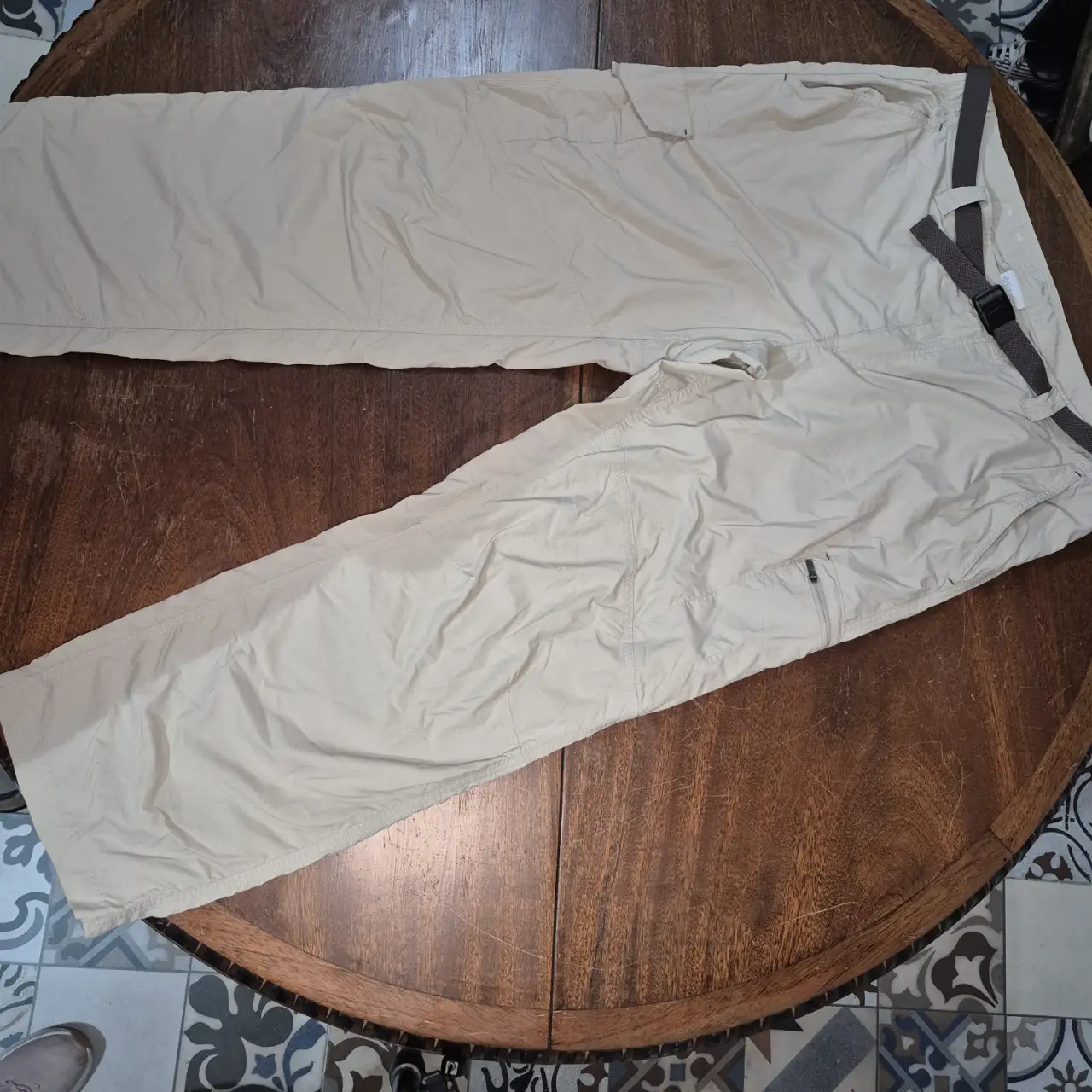 Pantalón cargo Columbia color khaki para hombre. Confeccionado con tejido técnico ligero y resistente, con tecnologia OMNI-SHADE, proteccion uv. Cuenta con múltiples bolsillos y cinturón incorporado. Talle 38W/30L.