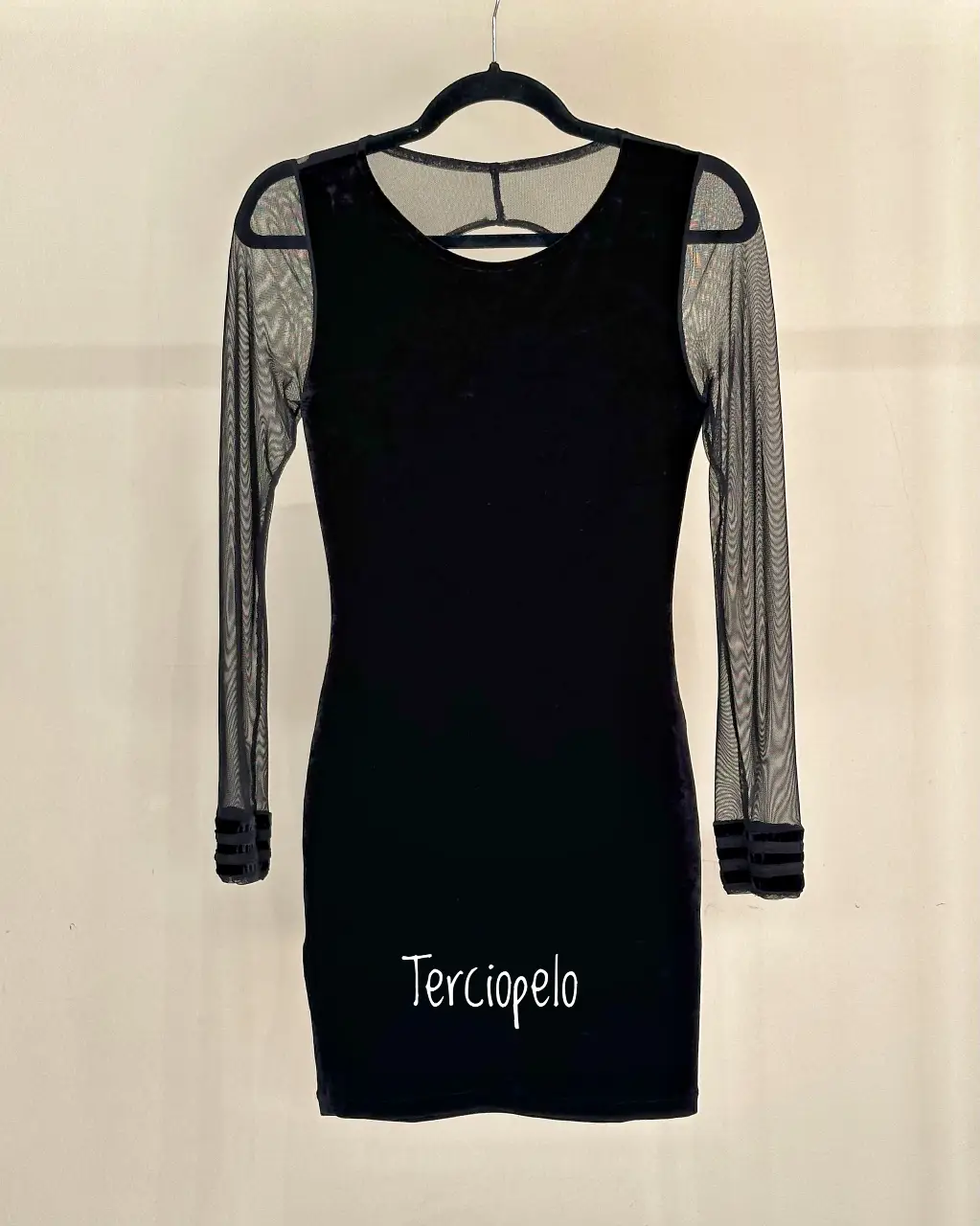 Vestido mini negro de terciopelo con mangas largas de tul. Diseño con espalda descubierta, ideal para fiestas y eventos. Largo: 80 cm. / medida de sisa a sisa: 38 cm.