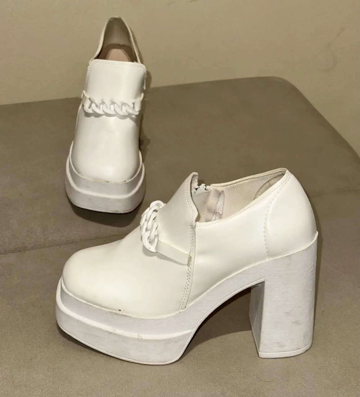Botinetas blancos de plataforma con detalle de cadena. Zapatos cerrados tipo botas cortas. Ideales para un look Y2K o para darle un toque moderno a cualquier outfit. Tienen cierre lateral para facilitar el calce. UN SOLO USO.