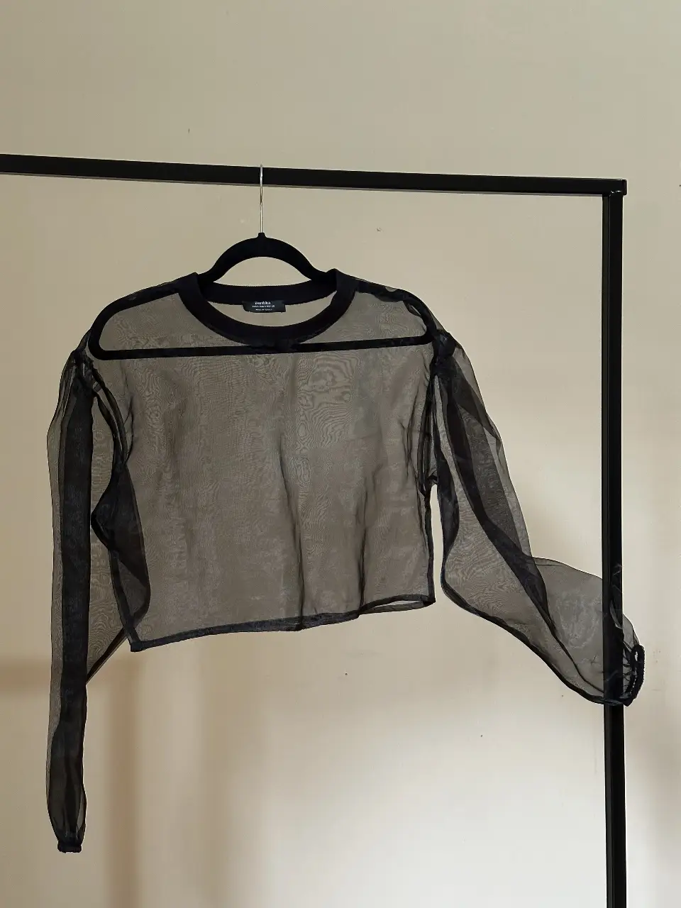 Top de manga larga transparente de la marca Bershka, ideal para combinar con un top, corpiño o vestido por debajo. Perfecto para un look de fiesta o salida. Tiene un mínimo detalle en la parte delantera del cuello (foto). Largo de la prenda: 40 cm. 
