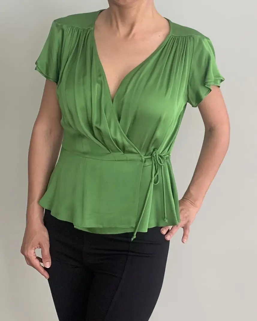 Blusa verde satinada con diseño envolvente y mangas cortas. Ideal para un look elegante y sofisticado. Escote en V regulable. Largo: 54 cm. Es talle M pero si sos S también queda bien.  