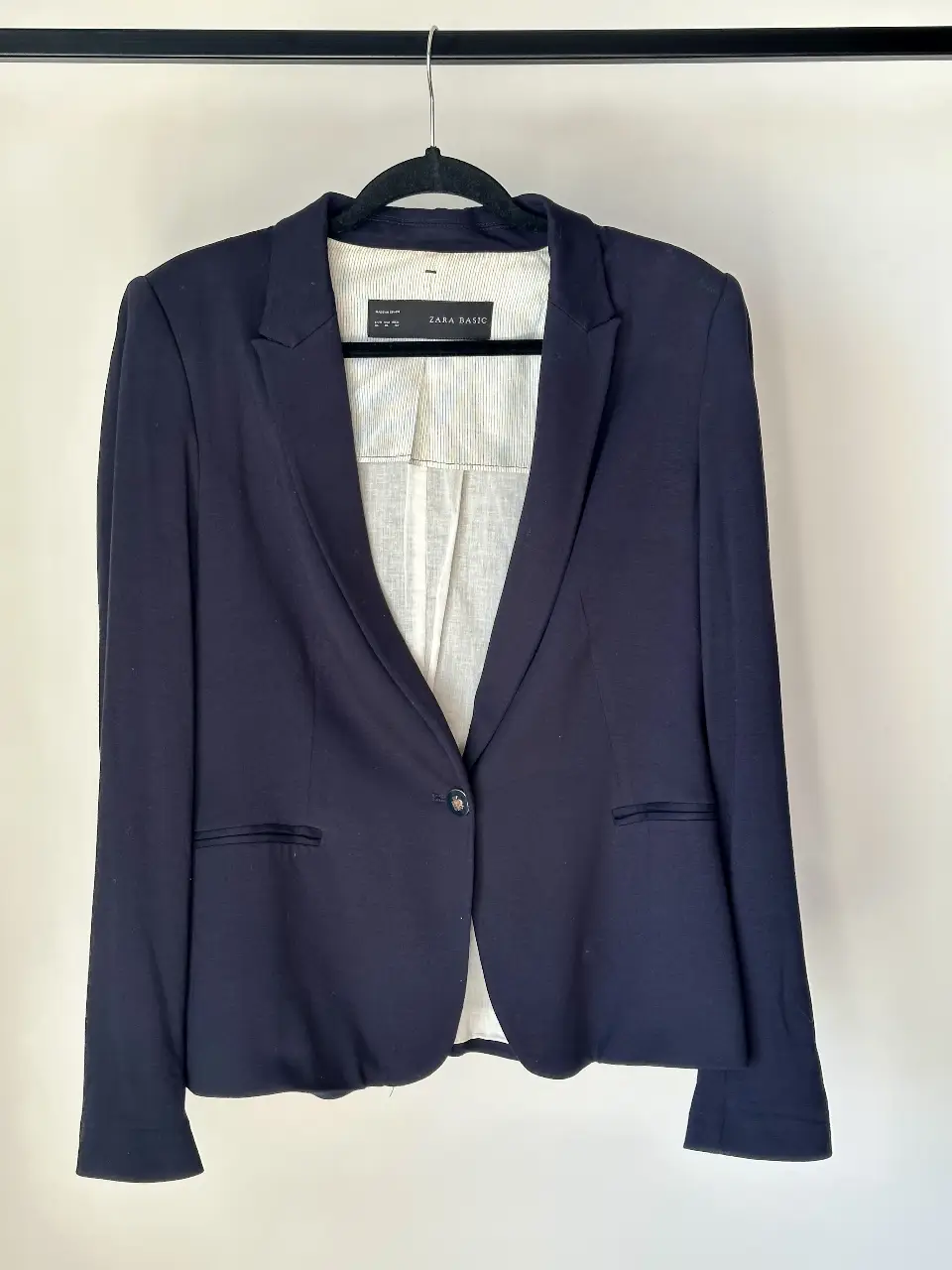 Blazer de mujer azul marino de Zara Basic, con un solo botón y bolsillos delanteros. Ideal para un look formal o de trabajo. Un básico del guardarropa. Largo desde hombro: 67 cm aprox. ancho: 50 cm aprox.