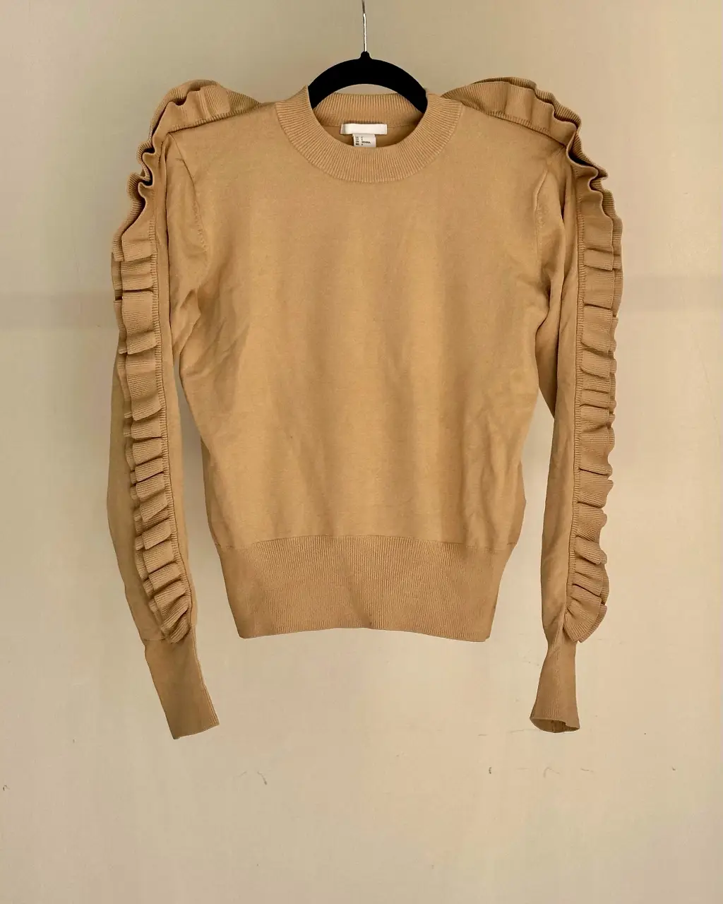 Sweater color maíz con detalle de volados a lo largo de las mangas. Ideal para un look casual y cómodo, eleva cualquier outfit. Largo: 52 cm. Medida de sisa a sisa: 46 cm aprox.