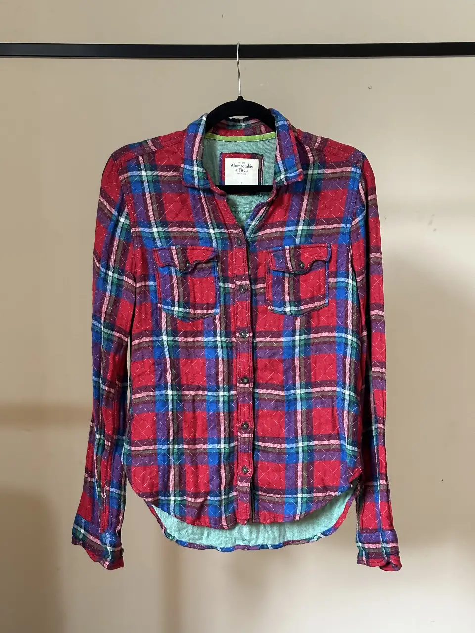 Camisa a cuadros Abercrombie para mujer, manga larga, con dos bolsillos delanteros, muy poco uso. Ideal para el invierno o media estación, ya que es gruesita y muy suave al tacto. Podes usarla abierta sobre otra prenda básica debajo. Medida de sisa a sisa: 48 cm - Largo desde el hombro: 65 cm.