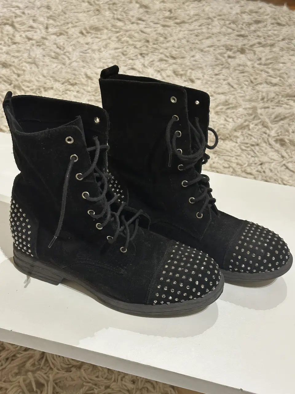 Borcegos negros de gamuza con strasses plateados en la puntera y el talón. Ideales para un look rocker y canchero. Super cómodos. 