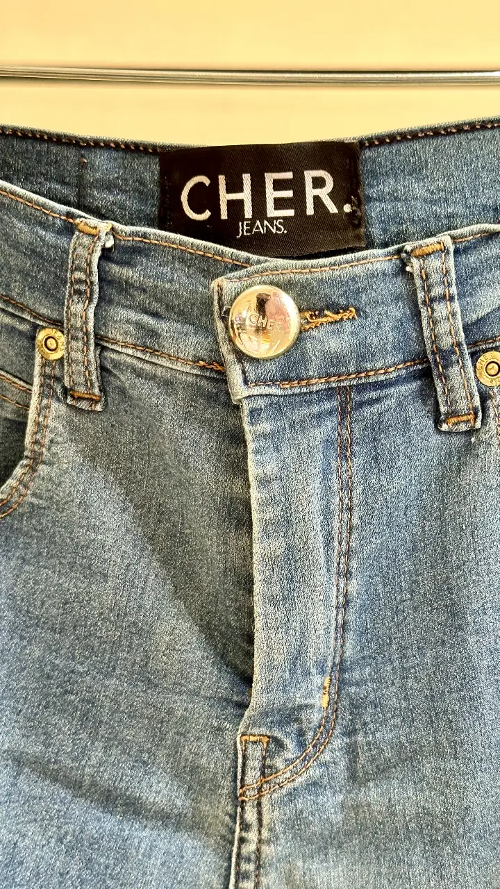 Jeans de mujer tiro alto, de la marca Cher. Diseño clásico de jean, ideal para un look casual y versátil.