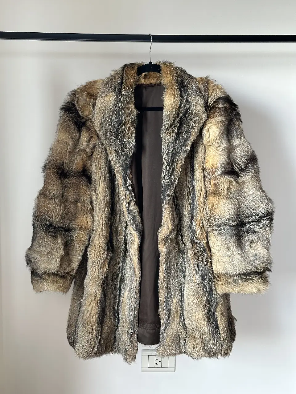  Saco de piel natural Vintage. Pieza única en piel auténtica, con tonos tierra y textura lujosa. Forrado por dentro, Ideal para climas fríos y looks con carácter. Tiene 2 tiras para colgarlo desde los hombros. 2 broches internos. Excelente estado. Talle estimado: M - Largo: 88 cm. - Ancho: 60 cm.