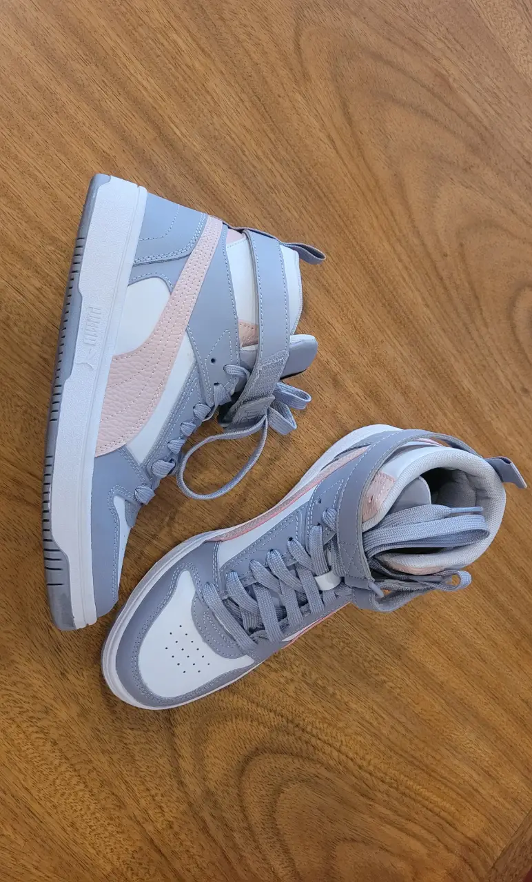 Zapatillas Puma para niña, botitas, color gris con detalles en rosa y blanco. Talle 38 EU.