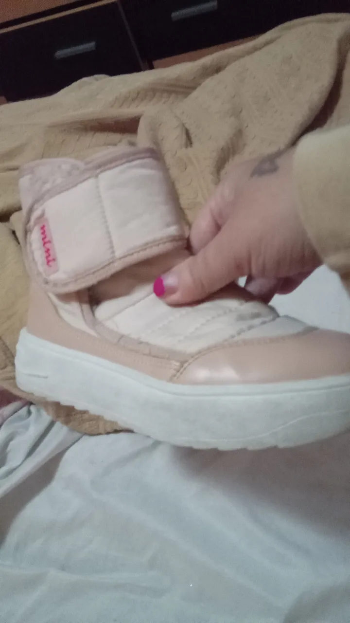 Botitas de niña en color rosa, con cierre de velcro y detalles acolchados. Ideales para mantener los pies abrigados y cómodos.
