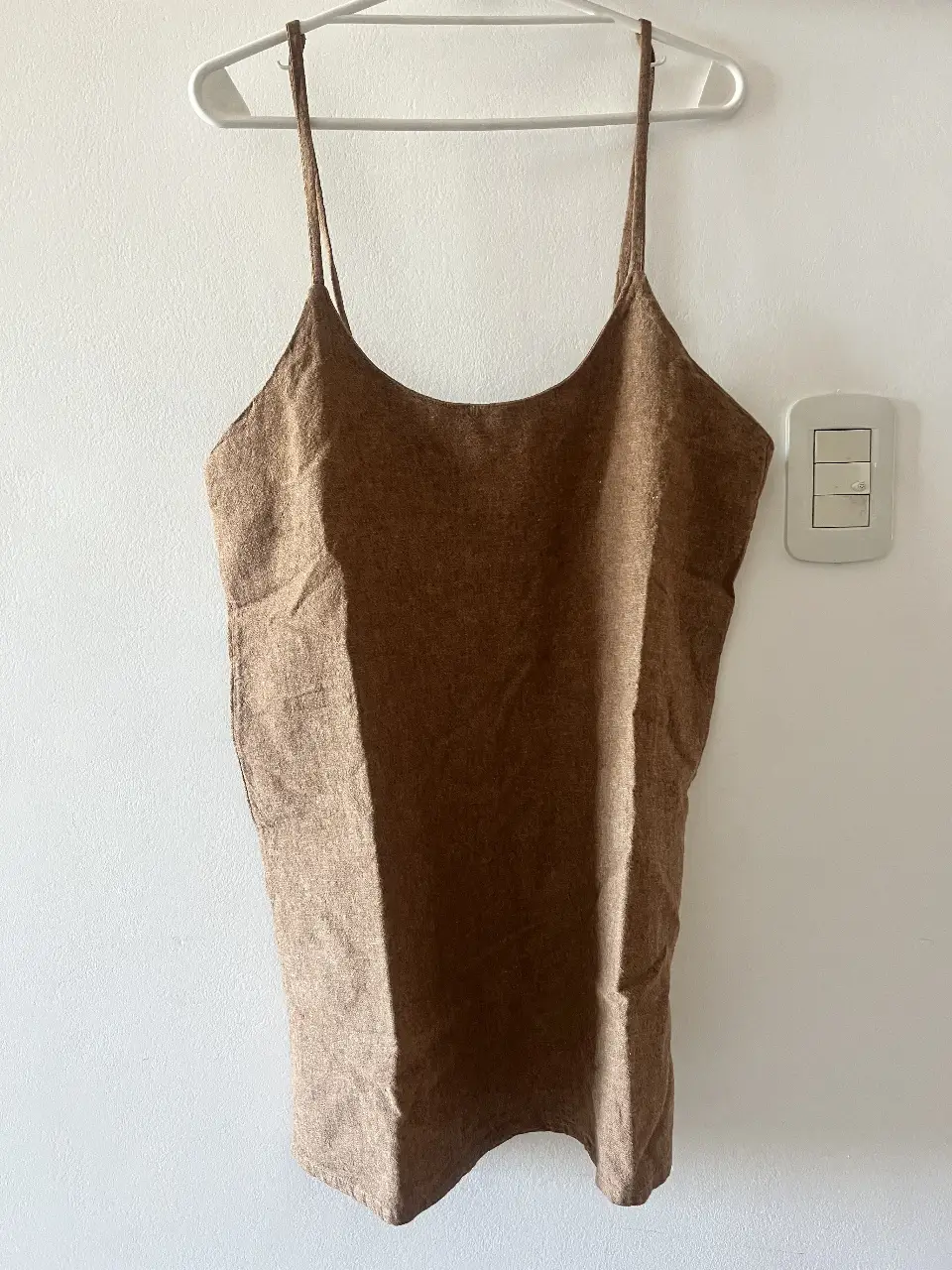 Top marrón con tiras finas, ideal para un look casual y fresco. Perfecto para combinar con jeans o faldas. Tela: 100% lino, talle ÚNICO