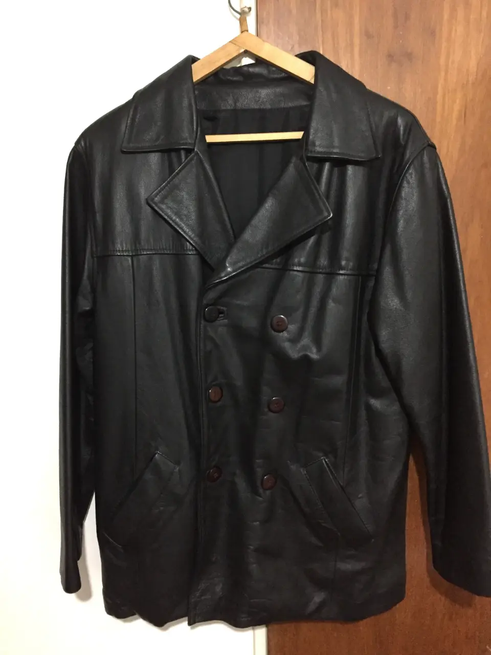 Campera de cuero negra, estilo biker, con botones y bolsillos. Ideal para un look moderno y canchero.