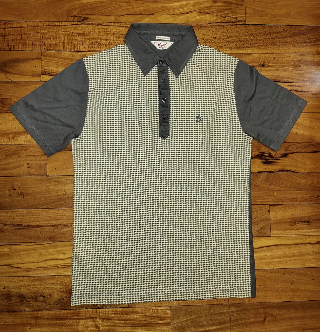 Remera deportiva para hombre, con cuello polo y mangas cortas. Diseño bicolor con estampado en el frente y espalda lisa. Ideal para un look casual y cómodo.