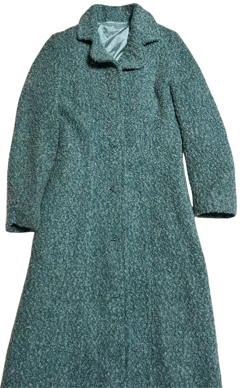 Tapado largo de mujer, color verde, con textura bouclé. Posee cuello solapa y cierre con botones. Ideal para un look elegante y abrigado. (no es esa marca)