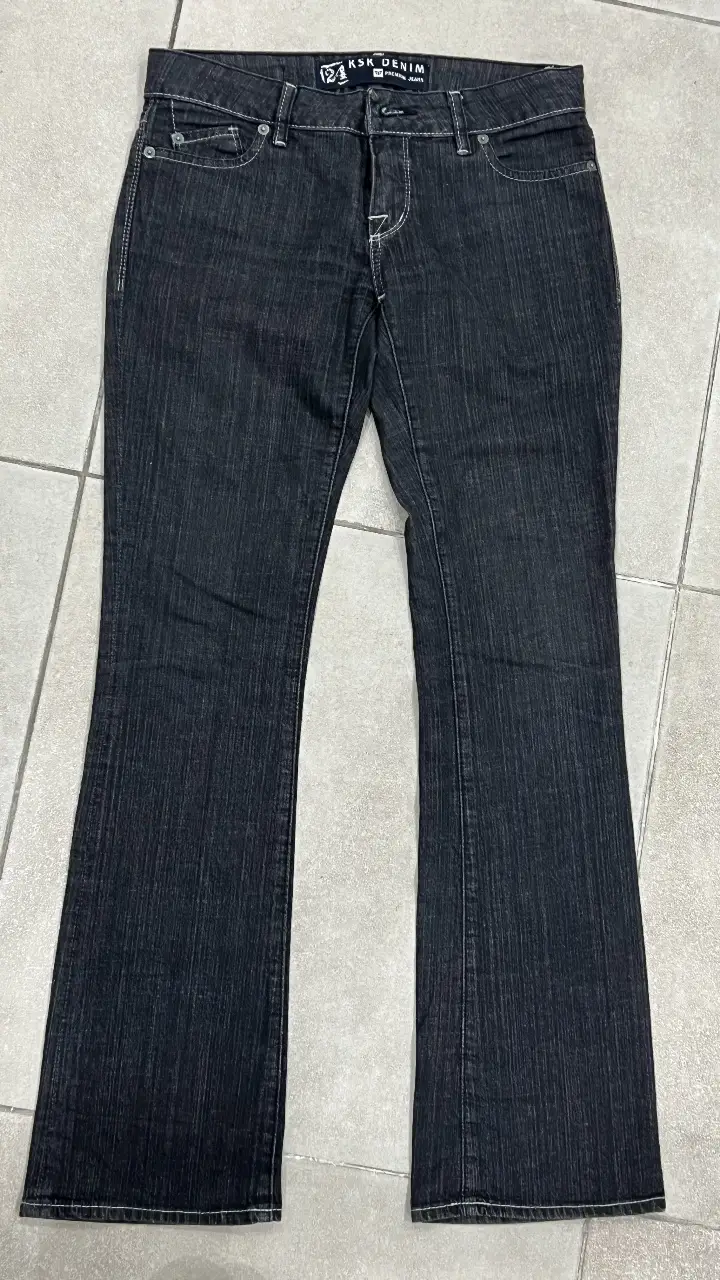 Jeans rectos de mujer, color negro, de la marca Kosiuko. Un clásico para cualquier ocasión.