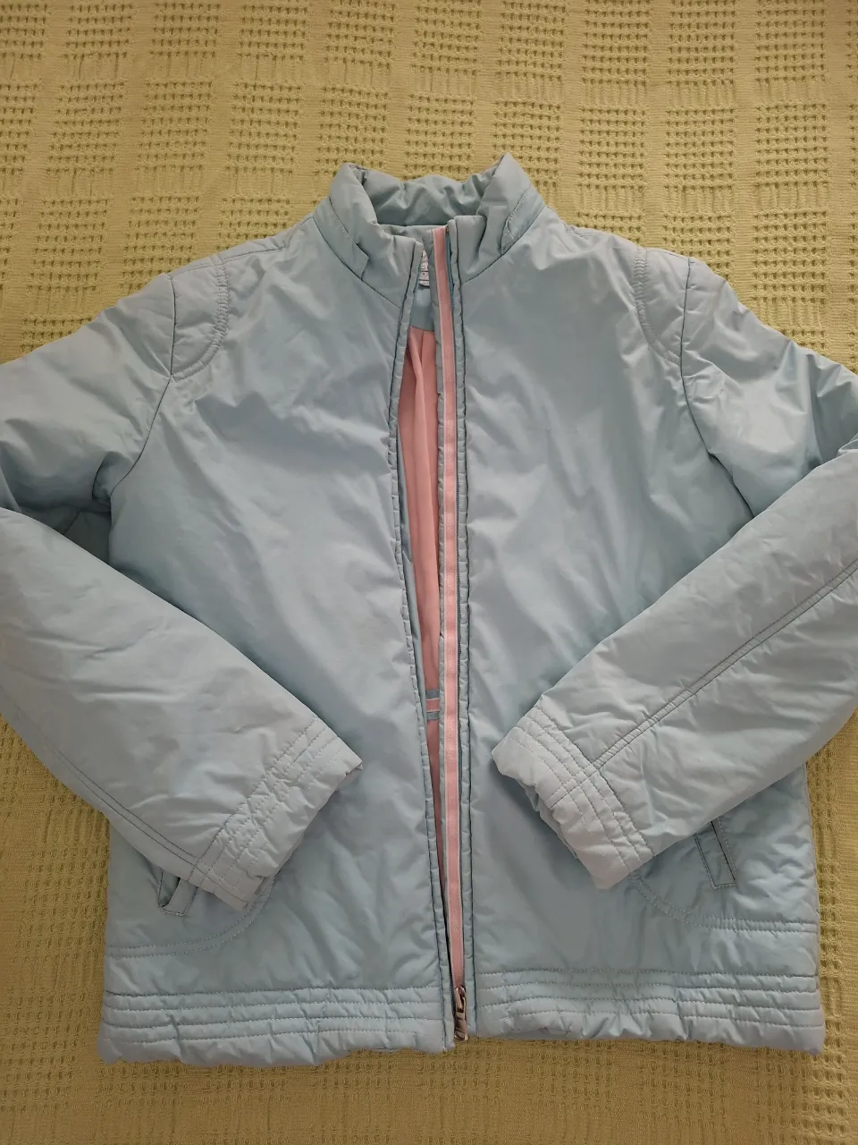 Campera acolchada celeste con interior rosa. El único detalle que tiene es que dentro de los bolsillos la tela se descosió, pero no se ve. Sería talle L, yo soy 95 de busto y peso 60 y me va perfecta. Es de plumas