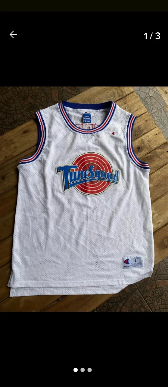 Remera de basquetbol de los Tune Squad, con el logo del equipo en el frente y el nombre y número de Murray en la espalda. Ideal para fanáticos de Space Jam y el basquet.