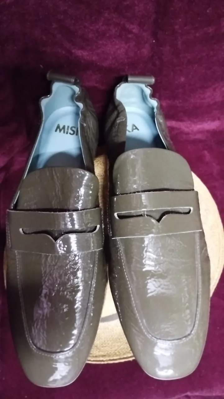 Mocasines de charol color verde oliva, ideales para un look elegante y sofisticado. Perfectos para combinar con diferentes outfits. Nuevos.
