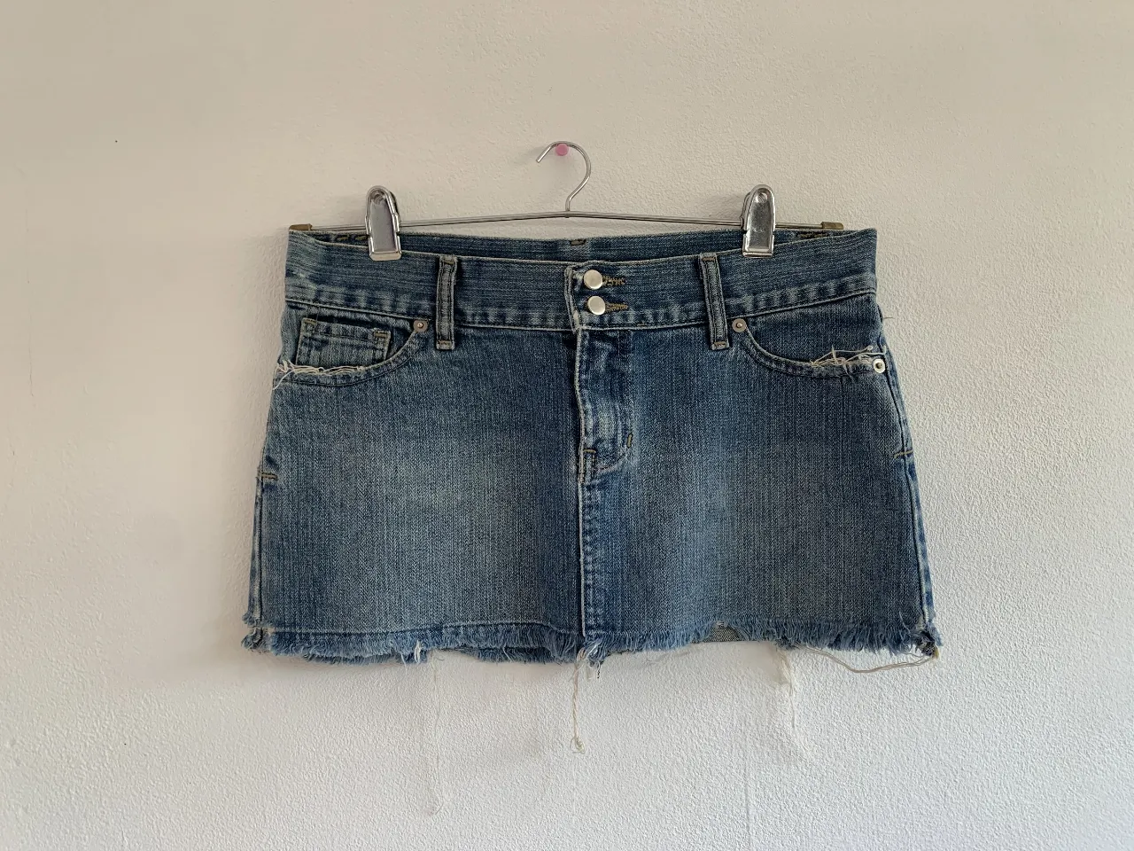 Pollera de Jean marca Syb talle 37. Usada, muy buenas condiciones. 40,5cm de ancho cintura. 28 cm de largo.