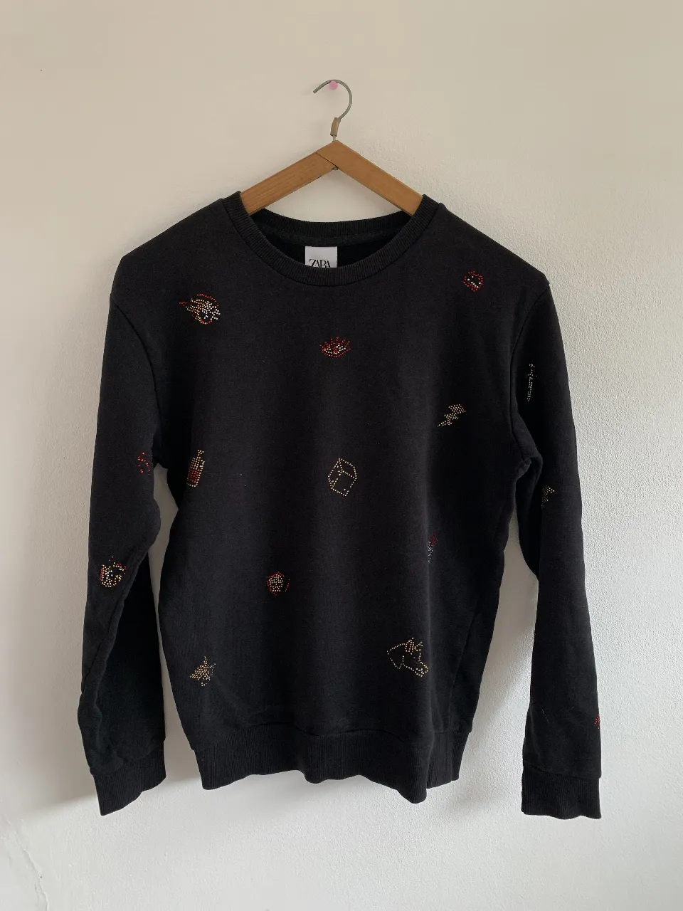 Buzo de Zara con apliques de brillos y figuras geométricas. Talle S, Usado pero en muy buenas condiciones